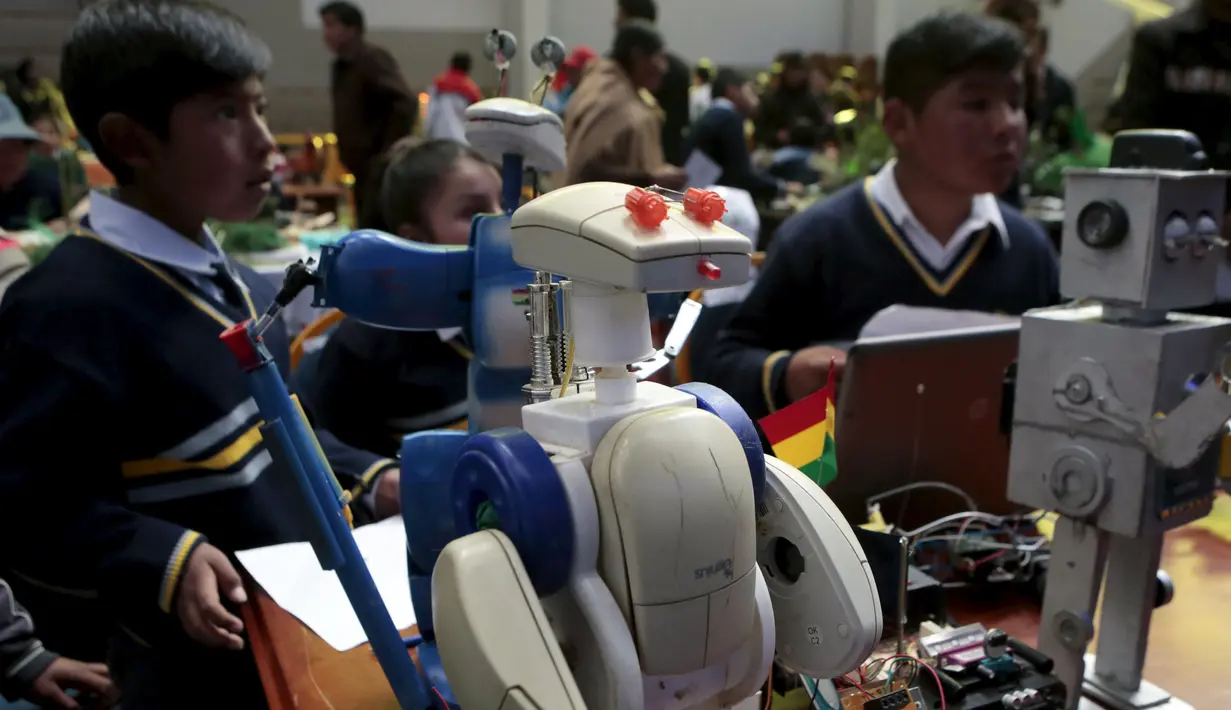 Anak – anak serius mendengarkan presentasi dari Panitia perlombaan pada olimpiade sains di La Paz, Bolivia,  Senin (10/8/2015). Kompetisi tahunan ini diikuti oleh sekolah – sekolah dari tingkat dasar hingga menengah. (REUTERS/David Mercado)