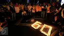 Sejumlah karyawan Artha Graha mengikuti aksi "Earth Hour" dengan menyalakan lilin membentuk angka 60 di kawasan SCBD Jakarta saat lampu-lampu di kawasan itu mulai dipadamkan selama satu jam pada Sabtu malam (19/3/2016). (Foto: Istimewa)