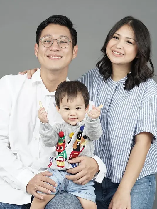 "Lah ini dengan santai dia bilang gappa dan ngehargain waktu liburan gue,. Btw emg kalo lagi liburan gue jarang mau diajak foto, krn emg lagi liburan gue pake buat fokus waktunya sama keluarga." lanjutnya. (Instagram/putrititian)