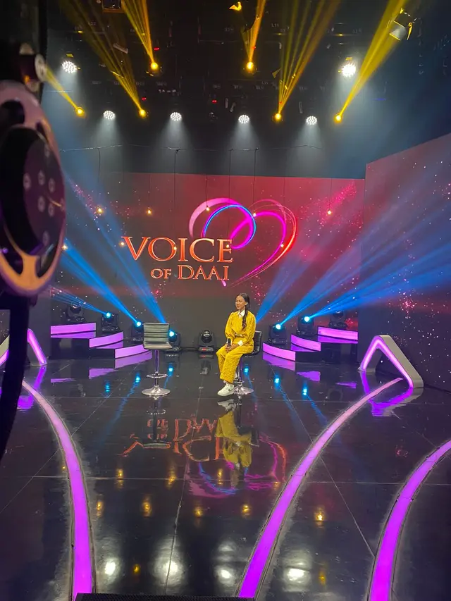 Raissa Ramadhani menjadi pembawa acara dalam sebuah program musik.