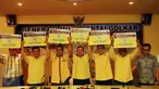 Sejumlah fungsionaris Generasi Muda Partai Golkar mengangkat pamflet usai memberi keterangan di Jakarta, Jumat (29/1/2016). GMPG mengapresiasi keputusan Menkumham yang memberi kepastian legal standing DPP Partai Golkar. (Liputan6.com/Helmi Fithriansyah)