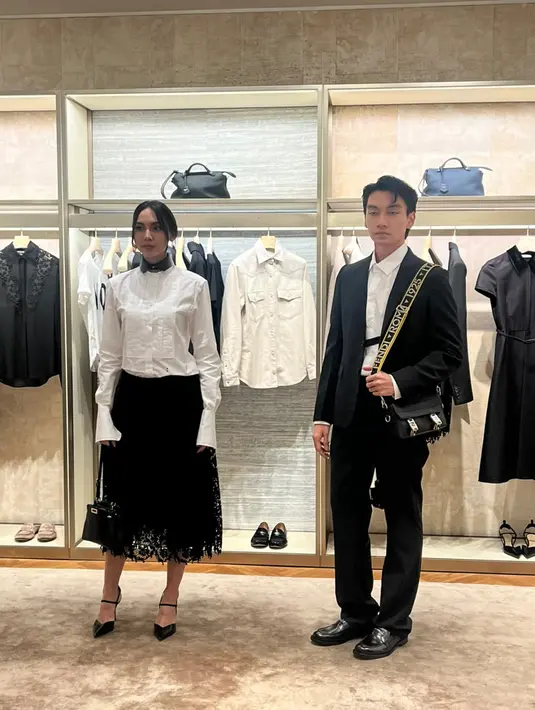 Busana berstruktur tegas dan potongan busana yang tajam menciptakan kontras yang menarik. Berpadu material renda yang sensual nan anggun tampil bersama dengan 
tas My Peekaboo dan sepatu Very Colibri. Melalui koleksi ini, cara berpakaian menjadi sarana ampuh untuk mengekspresikan emosi, dan kepribadian. / Foto dok: Fimela.