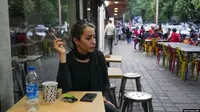 Perempuan tampak duduk di sebuah cafe tanpa menggunakan hijab di Teheran, Iran, pada 29 April 2023. (AP/Vahid Salemi)