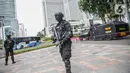 Petugas Brimob dengan senjata lengkap berjaga di kawasan Bundara HI, Jakarta, Kamis (24/12/2020). Jelang malam Natal dan perayaan Tahun Baru, pengamanan Ibu Kota diperketat untuk menjamin keamanan dan kenyamanan masyarakat. (Liputan6.com/Faizal Fanani)