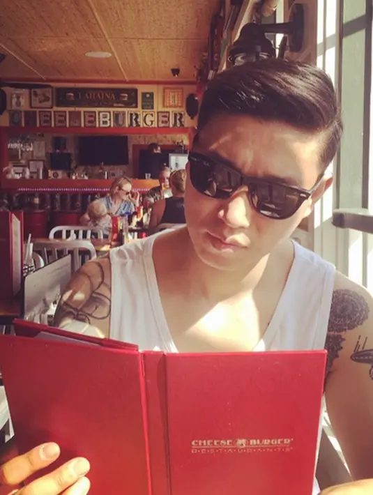 Namun di sisi lain masih ada para penggemarnya yang mendukung Kang Gary dengan menuliskan berbagai kalimat dukungan dan penyemangat lantaran sang idola telah di-bully oleh para haters. (Instagram/kang_gary8888)