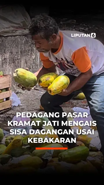 Pedagang Pasar Kramat Jati Mengais Sisa Dagangan Usai Kebakaran