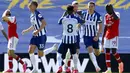 Pemain Brighton & Hove Albion merayakan gol yang dicetak oleh Lewis Dunk ke gawang Arsenal pada laga Premier League di Stadion Falmer, Sabtu (20/6/2020). Arsenal kalah 1-2. (AP/Gareth Fuller)