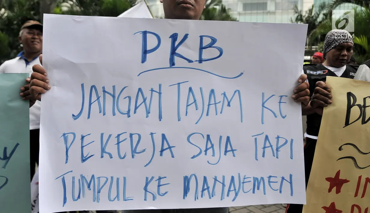 Mantan karyawan PT Bank Maybank Indonesia  menggelar demonstrasi di kawasan Senayan, Jakarta, Senin (11/2). Dalam aksi tersebut, mereka menuntut diantaranya, hentikan PHK akibat restrukturisasi serta penutupan kantor unit kerja. (Merdeka.com/Iqbal S. Nugr