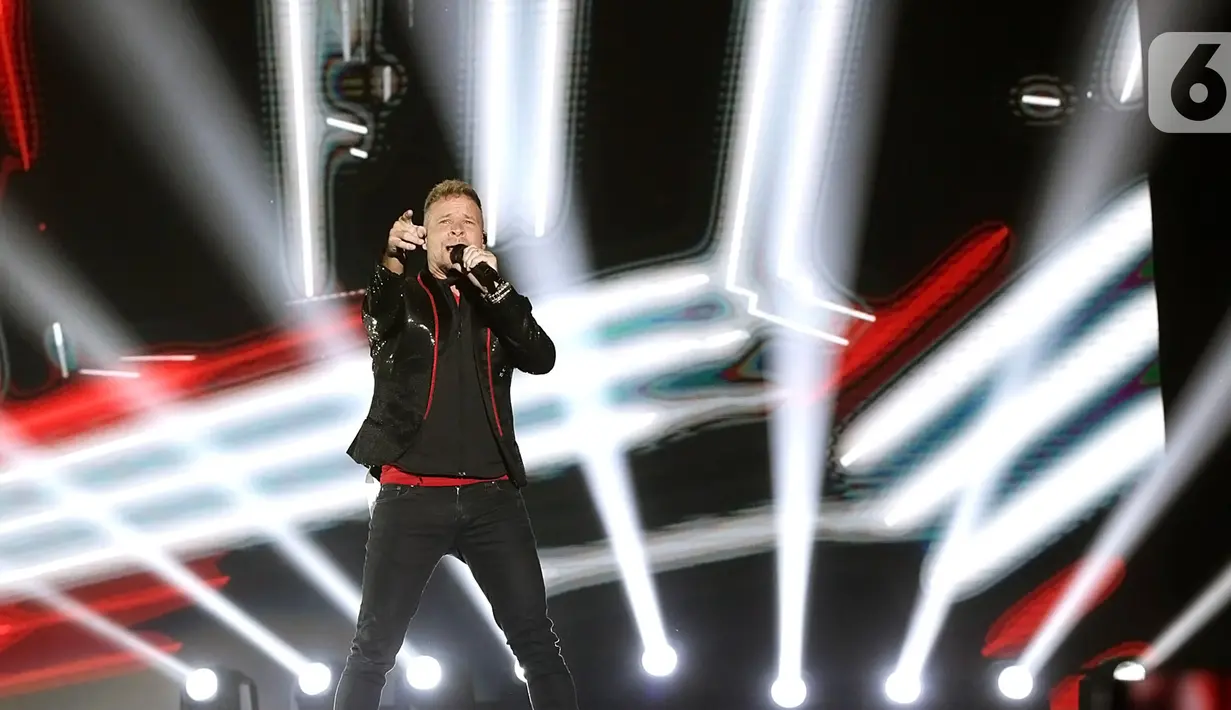 Personel boyband Backstreet Boys Brian Littrell tampil menghibur penggemarnya saat konser di JIExpo Kemyoran, Jakarta, Sabtu (26/10/2019). Backstreet Boys membawakan lagu andalannya seperti Everybody, As Long As You Love Me, Show Me the Meaning of Being Lonely. (Fimela.com/Bambang Ekoros Purnama)