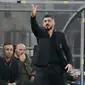 Pelatih AC Milan, Gennaro Gattuso menginstruksikan pemainnya saat bertanding melawan Juventus pada lanjutan Liga Serie A Italia di stadion San Siro, Milan (11/11). Juventus menang 2-0 atas AC Milan. (AP Photo / Luca Bruno)