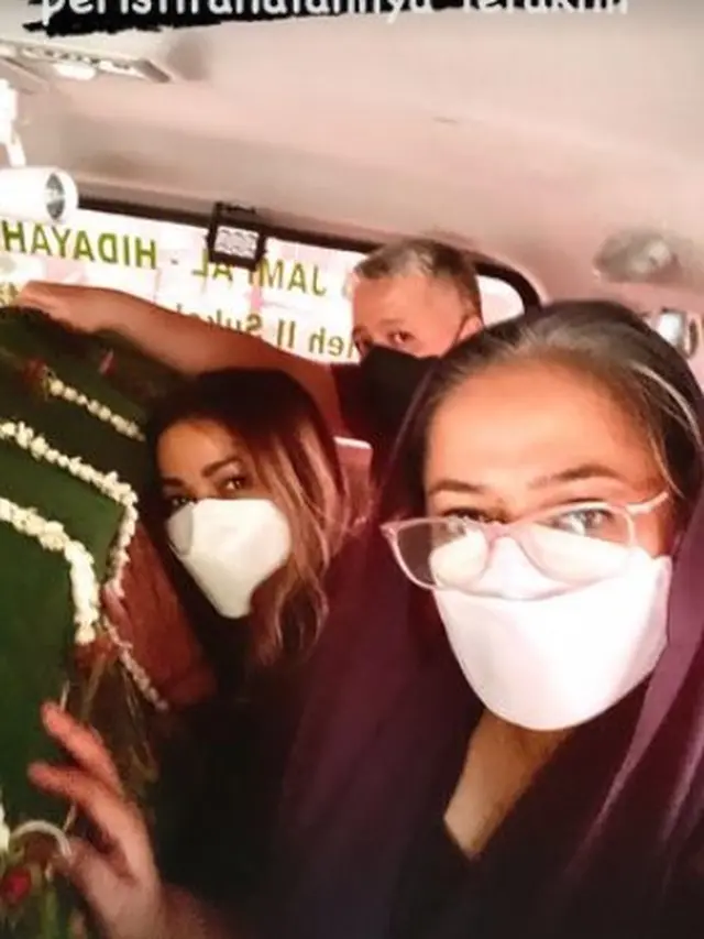 Nirina Zubir mengabarkan ayahandanya meninggal dunia (Instagram Stories)
