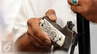 Tengkorak dan Simbol Pencabut Nyawa di Pistol Untung Sangaji