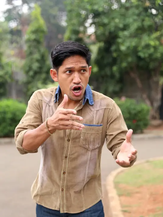 Demi mendalami aktingnya, Ibnu rela melakukan observasi langsung dengan teman-temannya yang berasal dari Medan. (Andy Masela/Bintang.com)