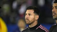 Pemain Inter Miami, Lionel Messi (kiri) dan Luis Suarez pada laga uji coba melawan FC Dallas di Cotton Bowl, Dallas, Texas, Amerika Serikat, Rabu (23/1/2024) pagi WIB. (Sam Hodde/Getty Images/AFP)