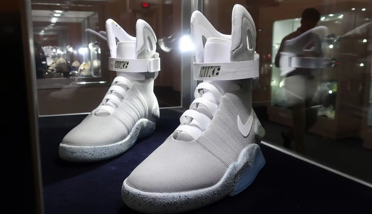 Sepasang sepatu "Nike Mag Back to the Future" 2016 dipajang di rumah lelang Sotheby, New York pada 12 Juli 2019. Rumah lelang tersebut mengadakan lelang sneaker langka untuk pertama kalinya dimana proses tawar menawar berlangsung  hingga 23 Juli mendatang. (AP Photo/Ted Shaffrey)