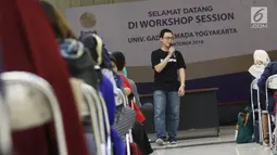VP of Talent Bukalapak Gema Buana Putra menjadi pembicara dalam Emtek Goes To Campus di UGM, Yogyakarta, Selasa (16/10/2018). EGTC juga menghadirkan kompetisi news presenter, inspiring sharing dan entertainment talk. (Liputan6.com/Herman Zakharia)