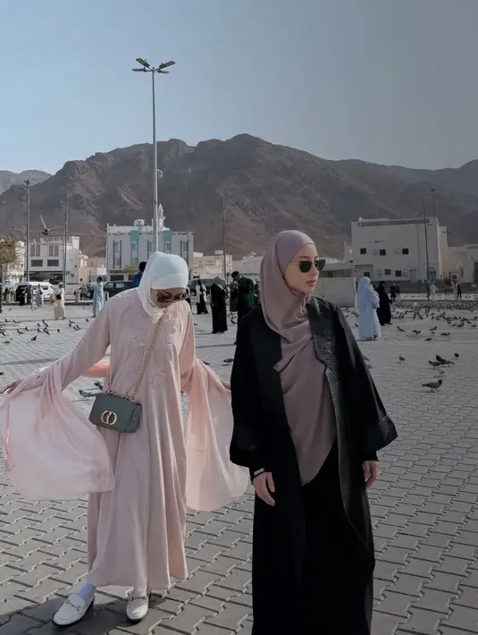 Winona memadukan kerudung putih mengenakan gamis soft pink serasi dengan syalnya. Nikita dengan kerudung coklat dipadukan outer dan abaya hitam. [@nikitawillyofficial94]
