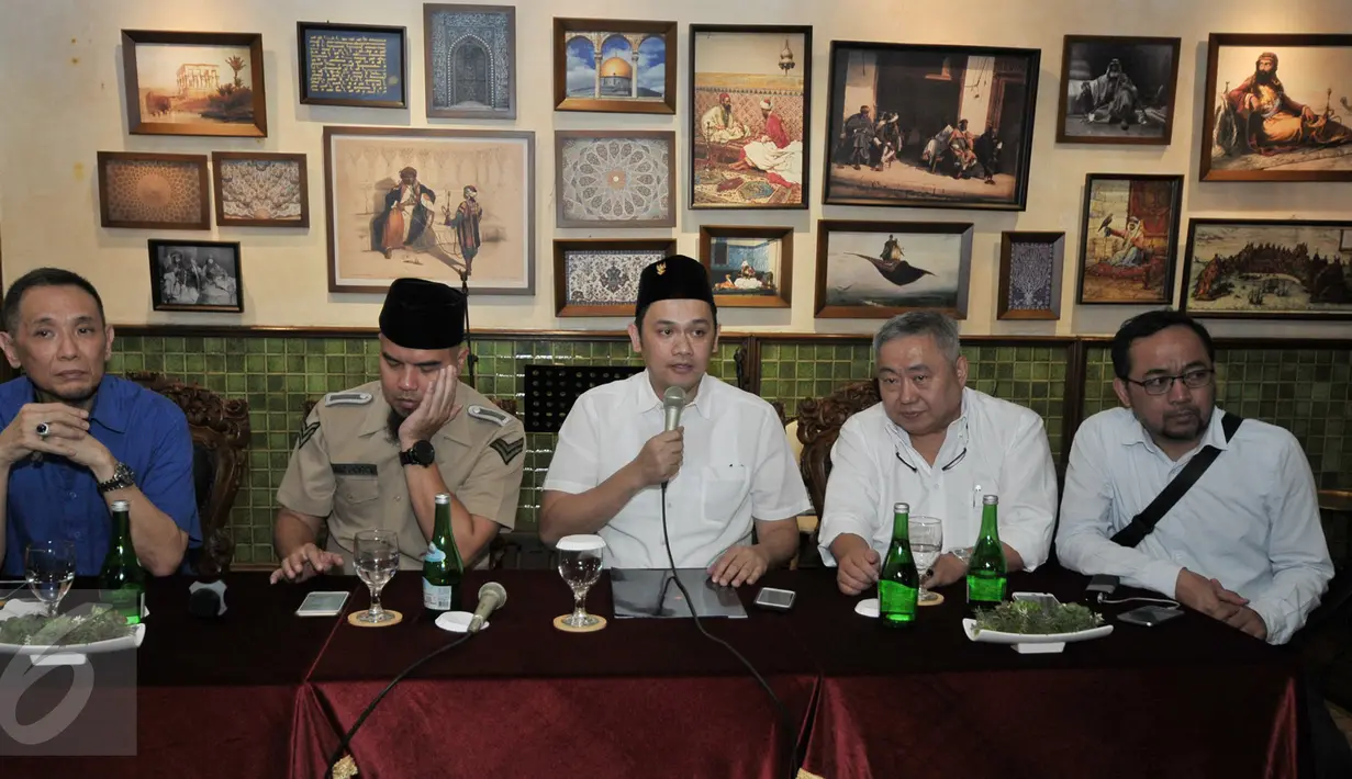 Pengacara Farhat Abbas memberikan keterangan dalam pertemuan dengan komunitas Tionghoa di Jakarta, Selasa (20/12). Dalam kesempatan itu, Farhat ditunjuk musisi Ahmad Dhani sebagai kuasa hukumnya dalam kasus dugaan makar. (Liputan6.com/Yoppy Renato)