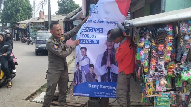 Satpol PP Kota Depok Tertibkan APK yang Dianggap Melanggar Perda