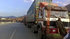Truk-truk yang terdampar sarat dengan perbekalan untuk Afghanistan, diparkir di terminal di sepanjang jalan raya setelah penguasa Taliban Afghanistan menutup titik penyeberangan perbatasan utama Torkham, di Landi Kotal, sebuah daerah di distrik Khyber Pakistan di sepanjang perbatasan Afghanistan, Selasa (21/2/2023). Otoritas Taliban pada Minggu menutup Torkham, titik transit utama bagi pelaku perjalanan dan transportasi barang antara Pakistan dan Afghanistan, negara yang terkurung daratan. (AP Photo/Qazi Rauf)