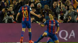 Striker Barcelona Luis Suarez merayakan gol ke gawang Atletico Madrid pada leg kedua semifinal Copa del Rey di Estadio Camp Nou, Spanyol, Selasa (7/2). Barcelona melaju ke final setelah bermain imbang 1-1 kontra Atletico Madrid. (AFP PHOTO/LLUIS GENE)