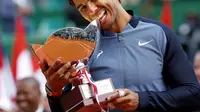 Petenis asal Spanyol, Rafael Nadal, memegang trofi setelah menjuarai Monte Carlo Masters 2016. (REUTERS/Eric Gaillard)