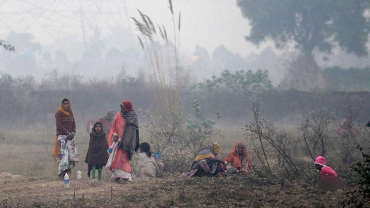 Minim sanitasi, warga India nekat buang air besar di pinggir rel