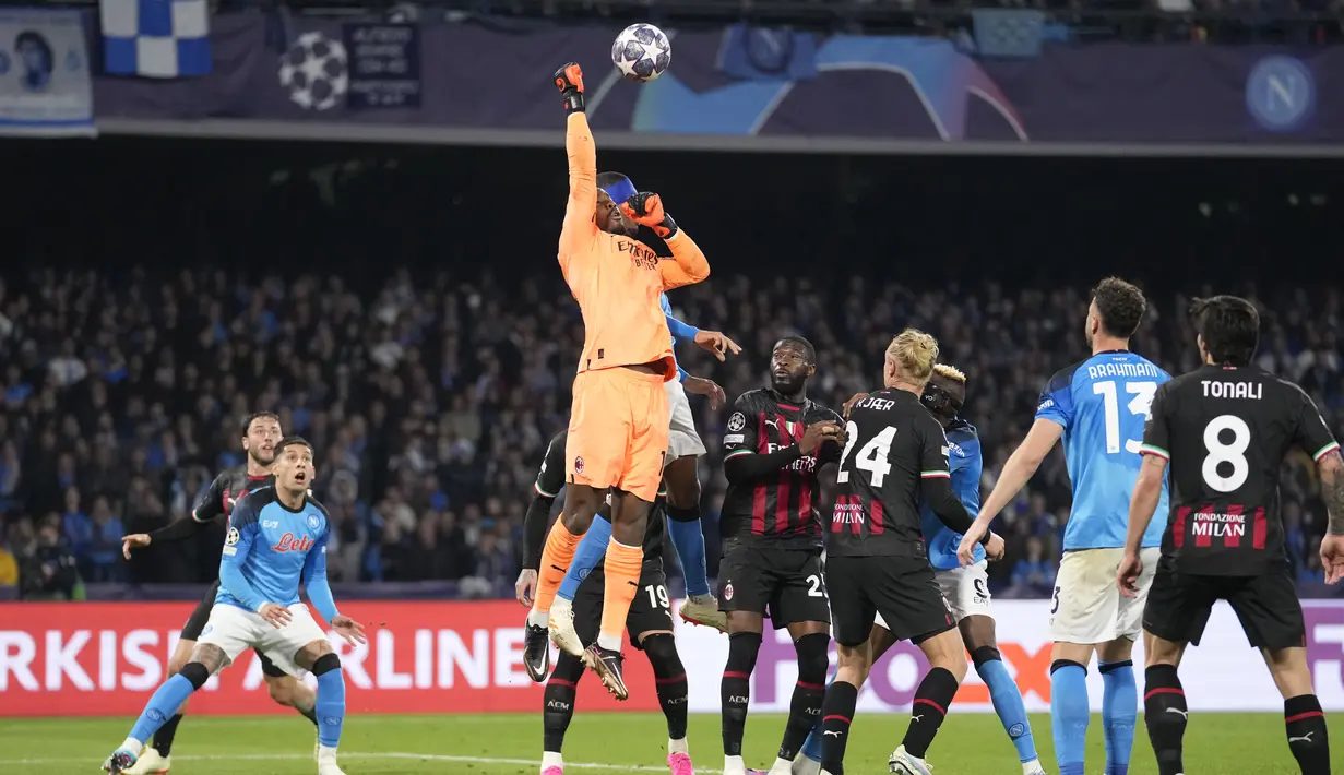 Kiper AC Milan, Mike Maignan, menghalau bola saat melawan Napoli pada laga babak perempat final leg kedua di Stadio Diego Armando Maradona, Rabu (19/4/2023). I Rossoneri lolos ke semifinal Liga Champions setelah kali terakhir melakukannya pada 2007 silam. (AP Photo/Andrew Medichini)