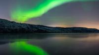 Fenomena aurora borealis saat menerangi langit malam di dekat kota Kirkenes, Norwegia utara, Kamis (12/11/2015). (AFP PHOTO/Jonathan NACKSTRAND)