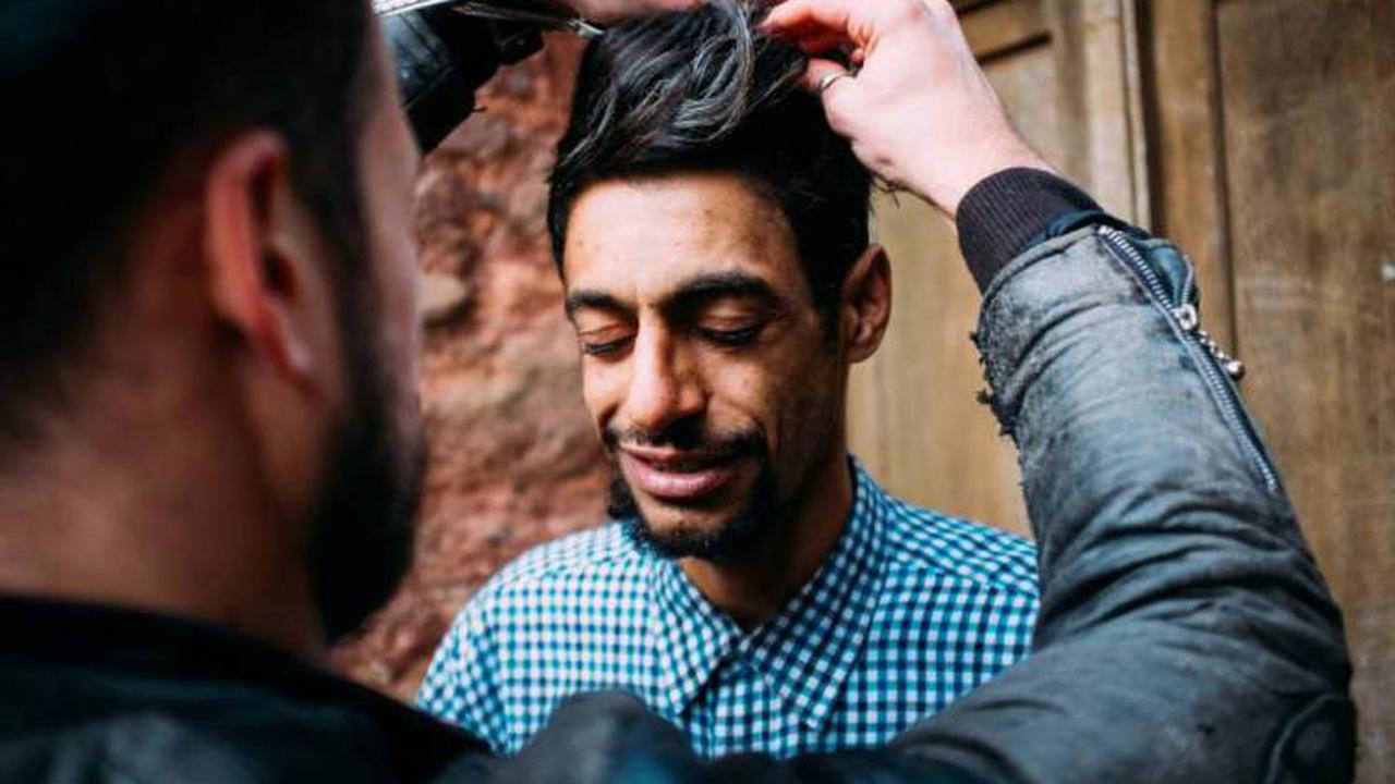 Gratis, Tukung Cukur Ini Ubah Gaya Rambut Tunawisma jadi Modis