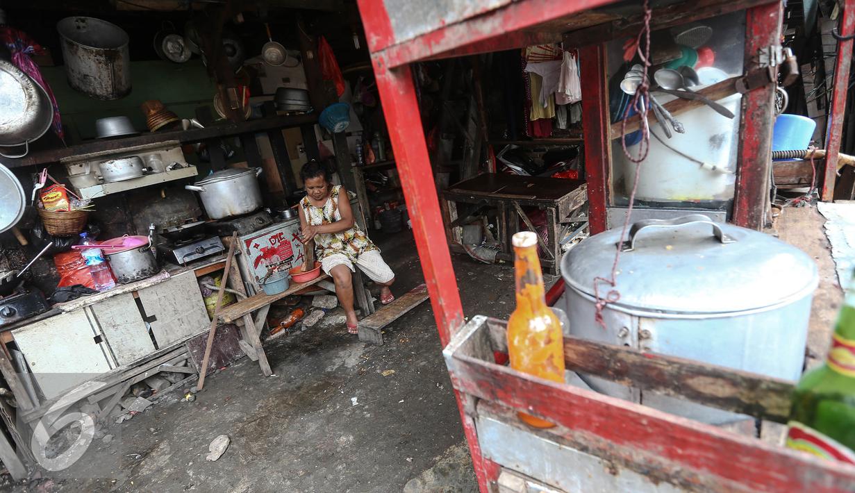 Seorang warga sedang memarut di pelataran kontrakan di kawasan Petamburan, Jakarta, Selasa (19/7). BPS DKI Jakarta menyatakan jumlah penduduk miskin di Jakarta mengalami kenaikan 0,14 poin. (Liputan6.com/Faizal Fanani)