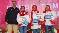 Gilang Iskandar, Corporate Secretary SCTV, INDOSIAR dan SCM&nbsp;membagikan 1.300 STB dan 300 paket sembako ke warga di Palembang. (Doc: Istimewa)