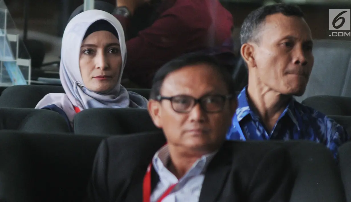 Artis Inneke Koesherawati (berkerudung) duduk di ruang tunggu KPK sebelum pemeriksaan, Jakarta, Selasa (24/7). Pemeriksaan untuk mendalami peran  Inneke terkait dugaan suap suaminya, Fahmi Darmawansyah terhadap Kalapas Sukamiskin (Merdeka.com/Dwi Narwoko)