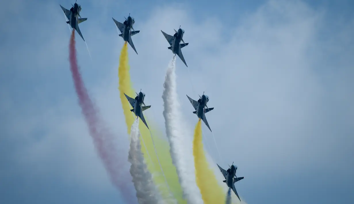 Jet tempur J-10 dari Tim Aerobatic Bayi Angkatan Udara China melakukan manuver pada China Airshow 2018 di Guangdong, Selasa (6/11). Pertunjukan ini menjadi ajang memamerkan kekuatan Angkatan Udara Tentara Pembebasan Rakyat China. (WANG ZHAO / AFP)