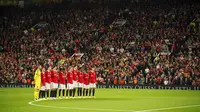 Para pemain Manchester United mengheningkan cipta selama beberapa menit setelah kematian Ratu Elizabeth II, jelang pertandingan grup E Liga Europa antara Manchester United dan Real Sociedad di Old Trafford di Manchester, Inggris, Kamis, 8 September 2022. (AP Photo/ Dave Thompson)