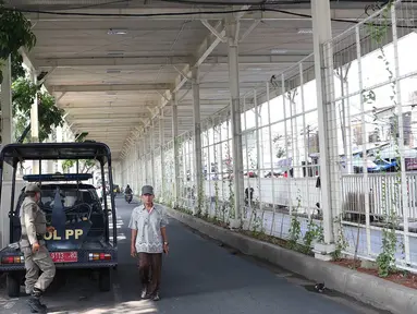 Personel Satpol PP berjaga di bawah skybridge Tanah Abang, Jakarta, Selasa (8/1). Penjagaan tersebut dilakukan untuk mencegah PKL yang berjualan di sekitar Stasiun Tanah Abang. (Liputan6.com/Immanuel Antonius)