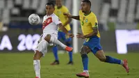 Gelandang timnas Peru, Yoshimar Yotun (kiri) dan penyerang Brasil, Gabriel Jesus berebut bola pada laga Copa America 2021 di stadion Nilton Santos, Jumat (18/6/2021). Brasil menang 4-0 atas Peru lewat gol Alex Sandro, Neymar, Everton Ribeiro dan Richarlison. (MAURO PIMENTEL / AFP)