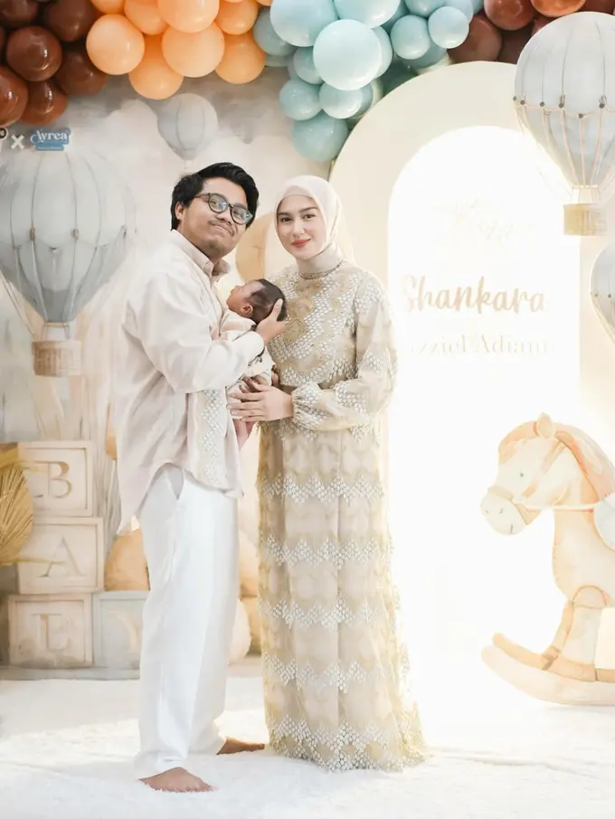 Ochi Rosdiana Saat Aqiqah Putra Pertamanya. [@ochi24]