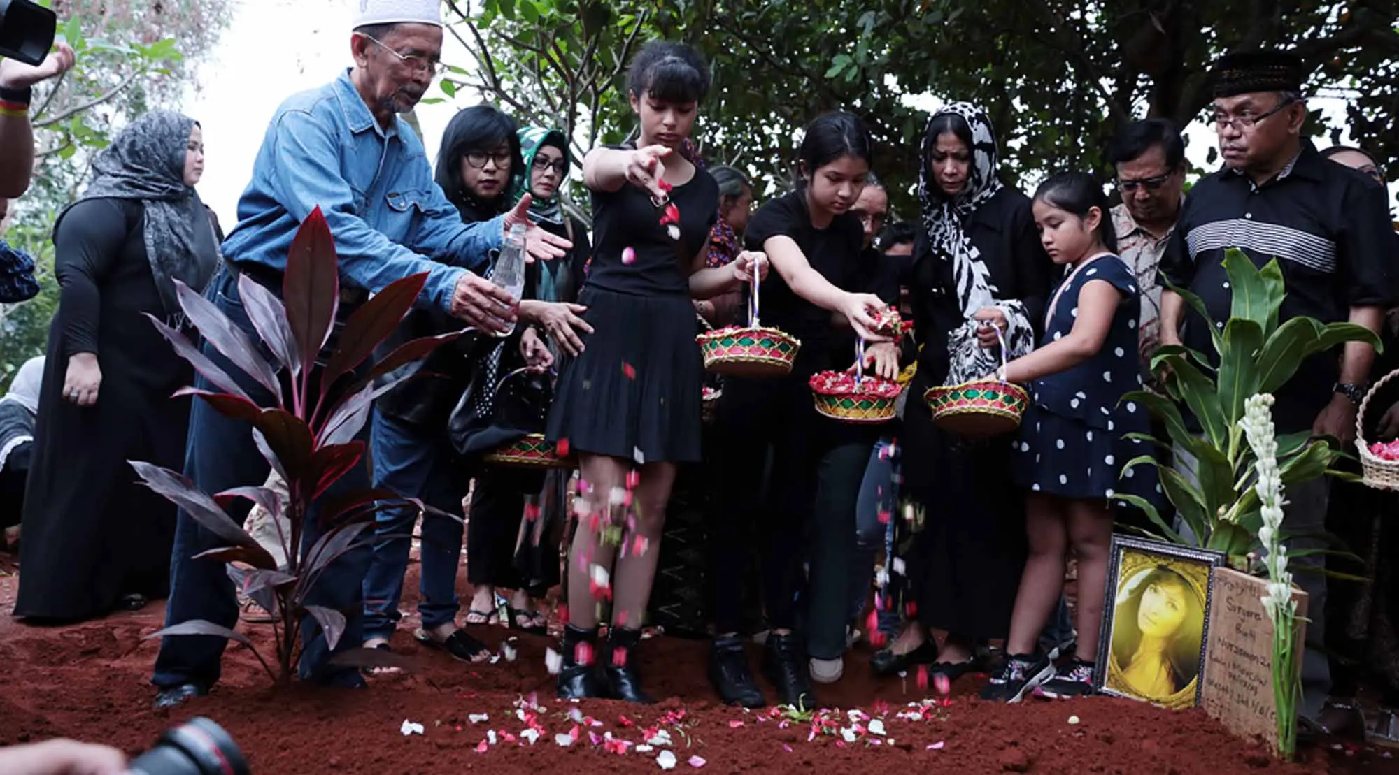 Yana Zein pun akhirnya dimakamkan di TPM Bulak Lebar, Cinere, Depok, Jawa Barat sekitar pukul 16.37 WIB. (Deki Prayoga/bintang/bintang.com)