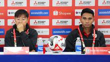 Pelatih Timnas Indonesia, Shin Tae-yong (kiri) dan pemain Skuad Garuda, Marselino Ferdinan, saat sesi konferensi pers di Stadion Manahan Solo, Rabu (11/12/2024). Timnas Indonesia akan berjibaku melawan Laos pada laga kedua Grup B Piala AFF 2024, Kamis (12/12/2024). (Bola.com/Abdul Azis)