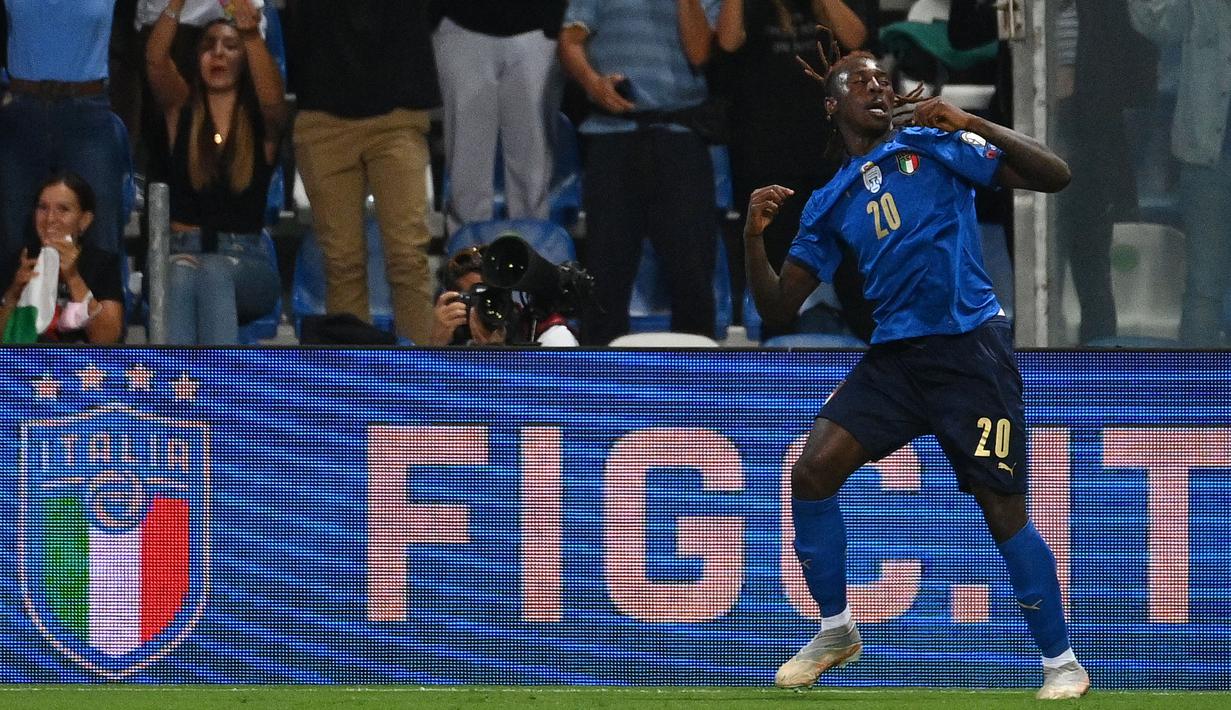 Whoscored memberikannya rating 9.3 atas penampilan impresifnya. Sebelum diganti, ia mampu melesatkan dua tembakan yang semuanya mengarah pada sasaran. Kean juga tercatat sukses menyelesaikan 17 dari 24 operan dan satu operan kunci. (Foto: AFP/Vincenzo Pinto)