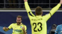 Pemain Gent, Laurent Depoitre (kiri) saat mencetak gol ke gawang FC Zenit pada lanjutan liga Champions grup H di Stadion KAA Gent, Kamis (10/12/2015) dini hari WIB. (AFP Photo/John Thys)