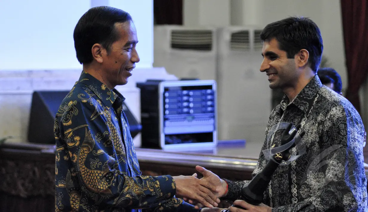 Presiden Joko Widodo memberikan penghargaan kepada salah satu tokoh film nasional saat peringatan Hari Film Nasional ke-65 di Istana Negara, Jakarta, Senin (30/3/2015). (Liputan6.com/Faizal Fanani)