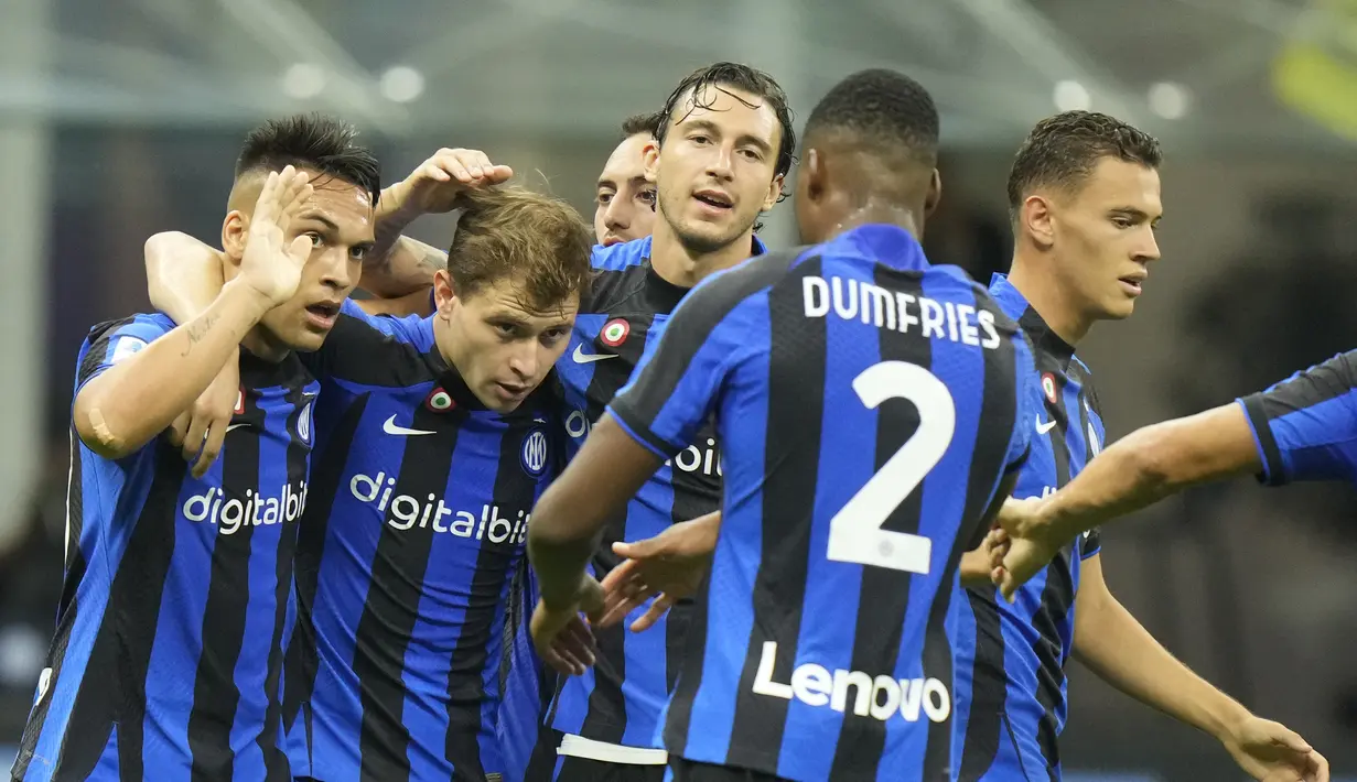 Penyerang Inter Milan, Lautaro Martinez (kiri) berselebrasi dengan rekan satu timnya setelah mencetak gol ke gawang Cremonese pada pertandingan lanjutan Liga Serie A Italia di stadion San Siro di Milan, Italia, Rabu (31/8/2022). Inter Milan menang atas Cremonese 3-1. (AP Photo/ Luca Bruno)