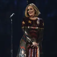 Adele telah mengungkapkan fakta lucu tentang dirinya. Ketika tampil di Glasgow SSE Hydro Arena, pelantun lagu 'Hello' kini tengah menjalani perawatan untuk wajahnya. (AFP/Bintang.com)