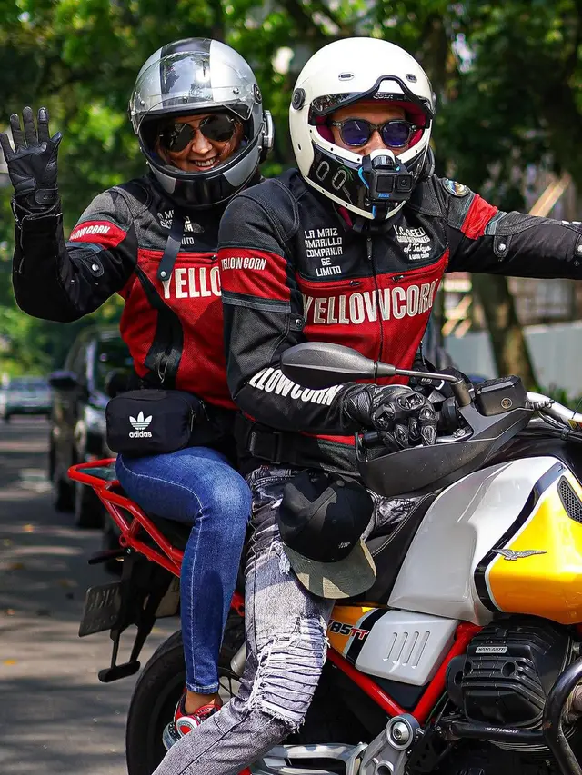 7 Potret Seru Darius Sinathrya dan Donna Agnesia  saat Touring Bareng