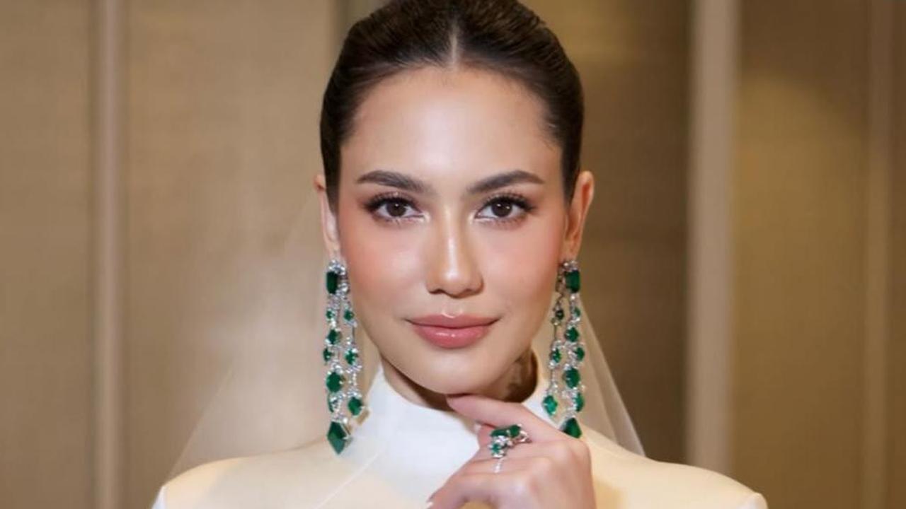 Tampil dengan Makeup Flawless dan Perhiasan Mewah, Intip Style Kece Pevita Pearce di Resepsi Pernikahan