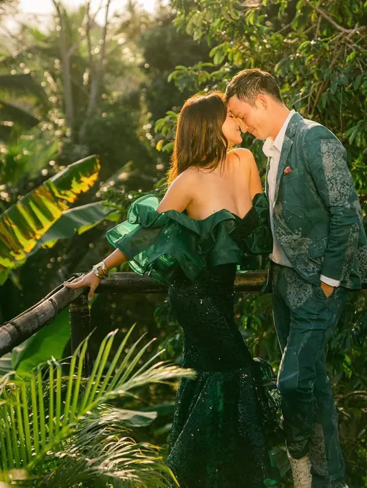 Pasangan yang menikah pada  30 Maret 2022 ini terlihat kompak dalam pemotretan bernuansa kehijauan. Kali ini konsepnya lebih menyatu dengan alam. Janissa mengenakan gaun strapless dress, sedangkan Mike Lewis tampil gagah dalam balutan jas hijaunya. (Liputan6.com/IG/@janisaas).