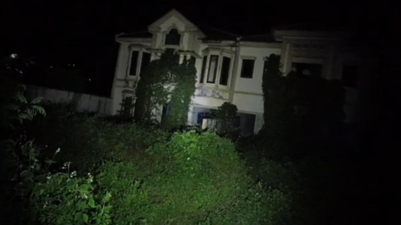 Di Semarang, Jawa Tengah, terdapat bangunan yang diduga sebagai rumah milik petinju profesional Chris John.