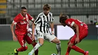 Gelandang muda Juventus, Fabio Miretti, dikepung dua pemain AC Monza dalam pertandingan persahabatan Piala Berlusconi di U-Power Stadium, Monza, pada 31 Juli 2021. (Miguel Medina/AFP)